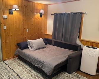 Cozy studio with AC and WiFi. Central for tourist sites in Oscoda. family of 4. - Oscoda - Ložnice
