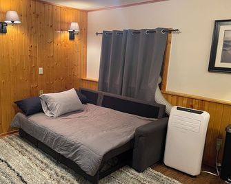 Cozy studio with AC and WiFi. Central for tourist sites in Oscoda. family of 4. - Oscoda - Bedroom