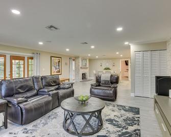 Florida Escape w/ Pool ~ 16 Mi to Fort Lauderdale! - Plantation - Sala de estar