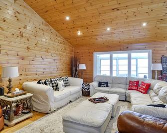 Luxurious All-season Simcoe Lakefront Cottage - Orillia - Living room