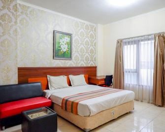 Pineapple Mansion Solo Mitra RedDoorz Near Rs Jih Solo - Surakarta City - Bedroom