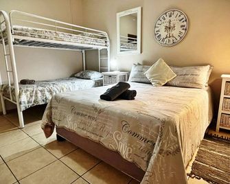 At Home Guesthouse - Upington - Bedroom