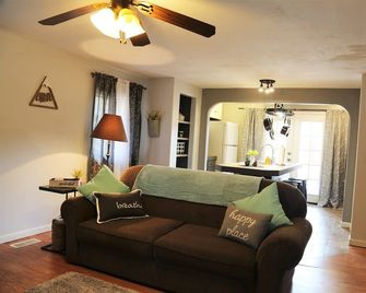 Cozy Updated Townhouse with Private Deck and Mountain Views - Woodland Park - Obývací pokoj