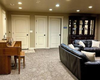 KING bed, 2-bedroom, full kitchen, pickleball, park. Private, spacious basement. - Hooper - Living room