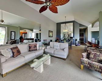 Grand Champions 144 - Wailea - Living room