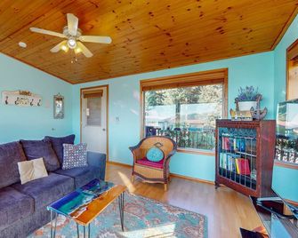 Ocean/mountain view home in Boardman Scenic Corridor with great deck - Brookings - Obývací pokoj