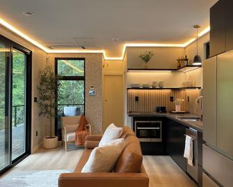Luxury Shipping Container Home- River Access- Modern Comfort in Nature - Wilkesboro - Кухня