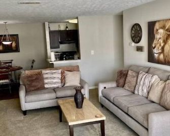Quiet Retreat 1Bd 2 Bath - Stockbridge - Living room