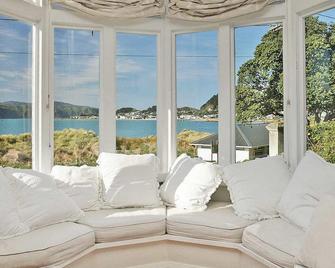 Beachfront Wellington Bed And Breakfast - Wellington - Living room