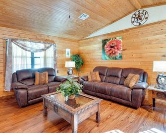 Kilgore Gem Pet-Friendly Cabin with Duck Pond! - Kilgore - Wohnzimmer