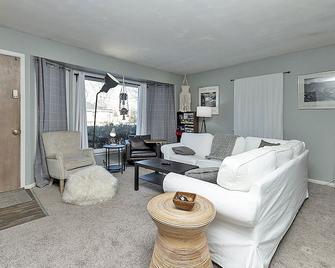 Pool Table, 5 Queen beds, Large Groups, 2min-MSU - East Lansing - Living room