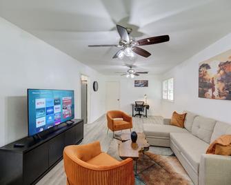 Spacious house with massage chair and game room - Beaumont - Living room