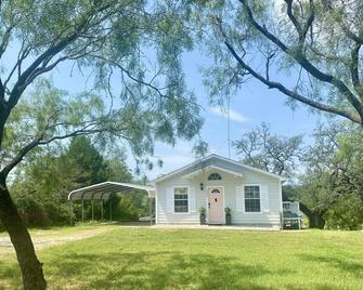 Cheerful 2 Bedroom cottage on the Llano River- Sleeps 6! - Kingsland - Building