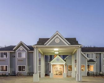 Boarders Inn & Suites by Cobblestone Hotels - Brush - Brush - Edificio