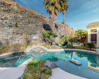 Dog-friendly home w/outdoor pool & firepit, near the top of South Mountain - Phoenix - Piscina