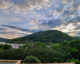 The Blue Ridge Bungalow- 3BR 2BA, hot tub with mountain views, dog-friendly. - Blacksburg - Outdoors view