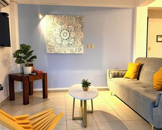Charming and Family With a pool and ocean view, 3 blocks from the beach, with 2 TVs and Netflix - Boca del Río - Vardagsrum