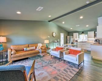Modern Bentonville Home Mountain Bikers Paradise - Bentonville - Living room