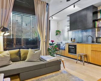Quirky Retreat - A Charming 1BR in Trendy Collingwood - Collingwood - Living room