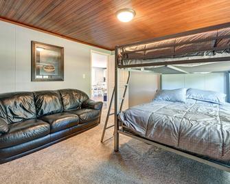 Chippewa Falls Retreat on Lake Wissota with 2 Decks! - Chippewa Falls - Bedroom