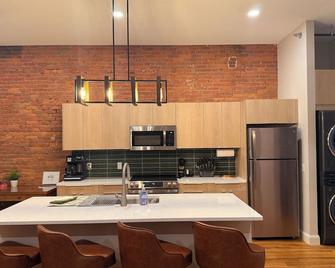 Paradise Perch-Cozy 1-bedroom apartment in downtown Faribault with Arcades. - Faribault - Kitchen