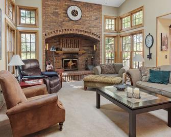 North Oaks Estate - Blaine - Living room