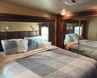 Cozy 2-bedroom RV with WiFi, AC in wonderful St. George - Saint George - Bedroom