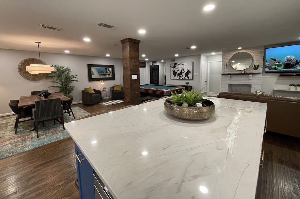 Stunning Remodeled Home, Minutes from Downtown (pet-friendly) - דאלאס - חדר אוכל