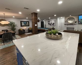 Stunning Remodeled Home, Minutes from Downtown (pet-friendly) - דאלאס - חדר אוכל