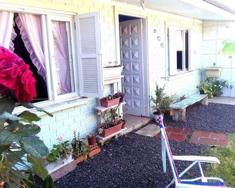 Peace Cottage: Leisure, Pleasure, Sun and Sea! - Cidreira - Pátio