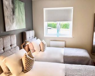 Modern 2 & 3 Bedroom Apartments with Parking, Near Headington Hospitals & Oxford Brookes - Oxford - Bedroom