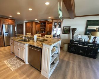 “The Fishing Shack” a Shawano Lake Retreat! - Shawano - Küche