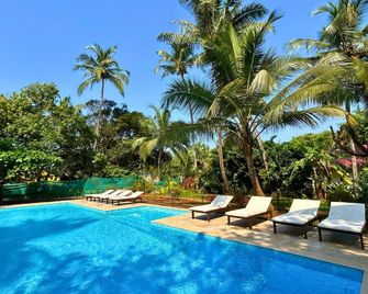 Jungle Hut-Annabelle's Beach Apartments - Candolim - Pool