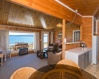 Oasis Beach Motel - טאופו - סלון