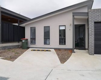 Cozy new 3 bedroom villa in secure complex. - Lithgow - Building