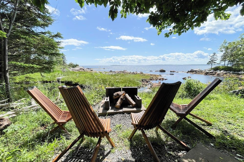 The oceanside Hideaway is nestled between the trees with stunning ocean views - Hubbards - Patio