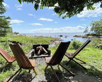 The oceanside Hideaway is nestled between the trees with stunning ocean views - Hubbards - Patio