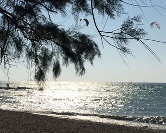 Nikos Ikies - Theologos - Plajă