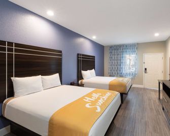 Days Inn & Suites by Wyndham La Porte - La Porte - Ložnice