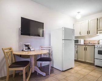 Econo Lodge - Vernon - Kitchen
