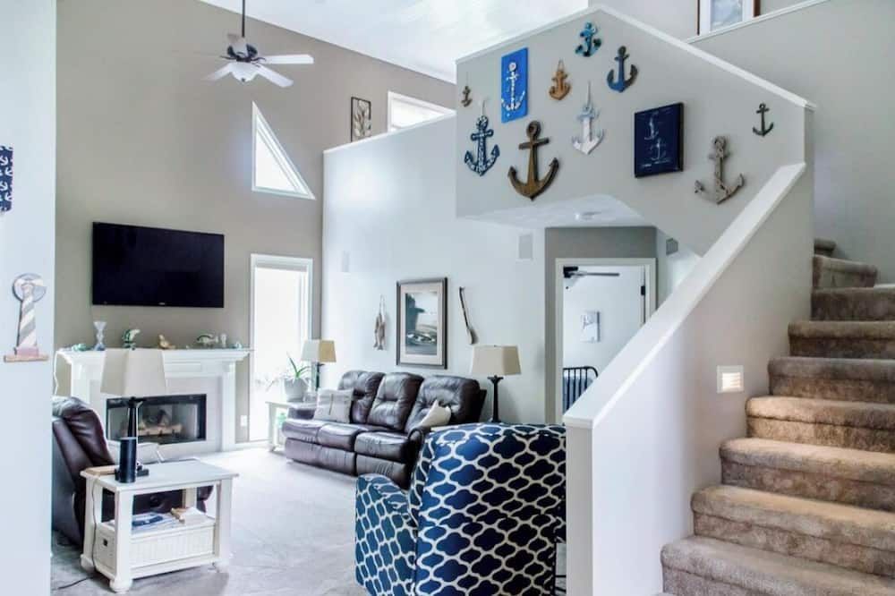 Lake Wawasee Channel front Home away from Home! - Syracuse - Sala de estar