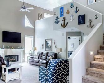 Lake Wawasee Channel front Home away from Home! - Syracuse - Sala de estar