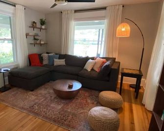 Cozy Historic 3-bedroom Home with Hot Tub and AC walkable to downtown Hudson - Hudson - Obývací pokoj