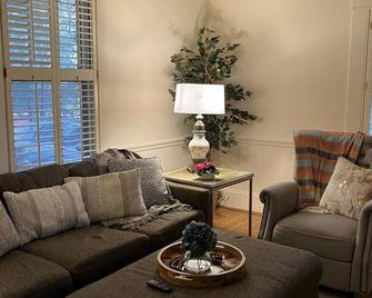 Myers Park Getaway! - Charlotte - Living room