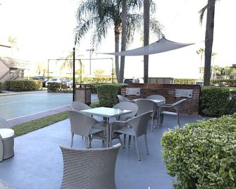 Doral Inn & Suites Miami Airport West - Doral - Innenhof