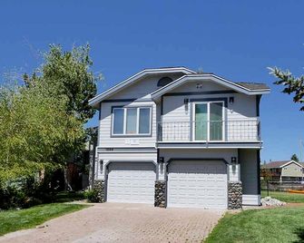 Spacious Waterfront Home for 8 - Large Deck overlooking Water - South Lake Tahoe - Building