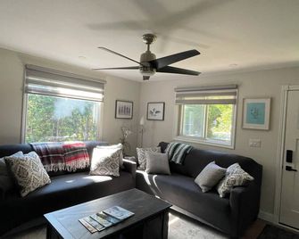 Nestled in nature. Family-sized, pet-friendly, four season cottage! - Southampton - Living room