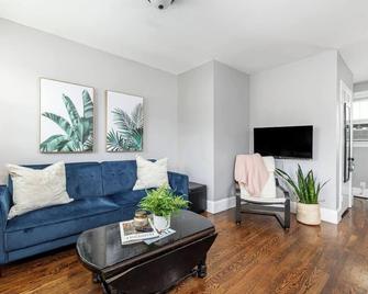 This triplex is a 0 bedroom(s), 1 bathrooms, located in Nashville, TN. - Nashville - Sala de estar