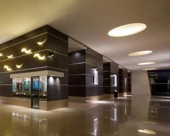 Novotel Manado Golf Resort & Convention Center - Manado - Vestíbul