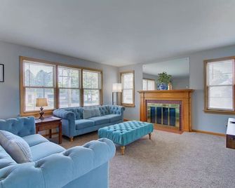 Two Bedroom King Suite near Hall of Fame w/ Garage - North Canton - Obývací pokoj
